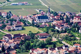 Kirchengebäude im Dorfkern in Edenkoben im Bundesland Rheinland-Pfalz, Deutschland