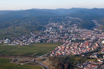 Bad Dürkheim von Osten im Bundesland Rheinland-Pfalz, Deutschland
