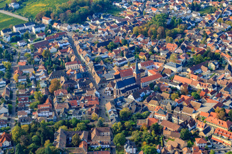 Weinstraße und Marktplatz in Deidesheim im Bundesland Rheinland-Pfalz, Deutschland