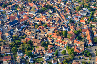 Stadtmauergasse und St. Ulrich in Deidesheim im Bundesland Rheinland-Pfalz, Deutschland