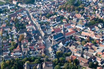 Kirchengebäude Pfarrkirche St. Ulrich im Altstadt- Zentrum der Innenstadt in Deidesheim im Bundesland Rheinland-Pfalz, Deutschland