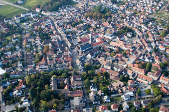 Luftbild von Altstadtbereich und Innenstadtzentrum in Deidesheim im Bundesland Rheinland-Pfalz, Deutschland