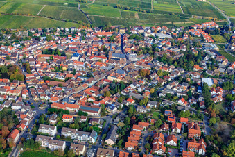 Weinstraße und Bleichstr in Deidesheim im Bundesland Rheinland-Pfalz, Deutschland