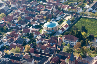 Kirchengebäude der kath. Kirche St. Johannes Mußbach im Ortsteil Mußbach in Neustadt an der Weinstraße im Bundesland Rheinland-Pfalz, Deutschland
