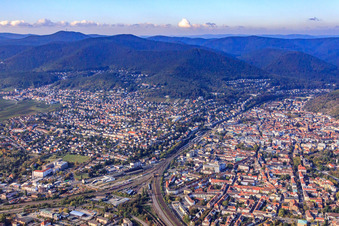 Neustadt an der Weinstraße von Nordosten im Bundesland Rheinland-Pfalz, Deutschland von oben