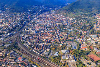 Neustadt an der Weinstraße von Nordosten im Bundesland Rheinland-Pfalz, Deutschland aus der Luft
