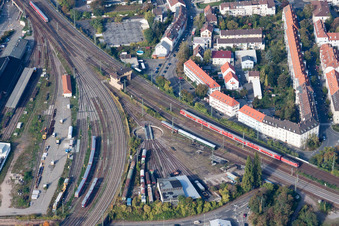 Luftbild von Streckenführung der Bahn- Kreuzung der Schienen- und Gleisanlagen der Deutschen Bahn in Neustadt an der Weinstraße im Bundesland Rheinland-Pfalz, Deutschland