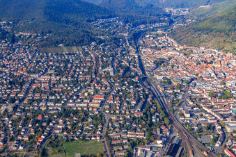 Neustadt an der Weinstraße von Osten im Bundesland Rheinland-Pfalz, Deutschland