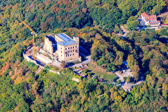 Schrägluftbild von Burganlage des Hambacher Schloß in Neustadt an der Weinstraße. Mit Baustelle zum Neubau des Restaurant 1832 im Ortsteil Diedesfeld im Bundesland Rheinland-Pfalz, Deutschland
