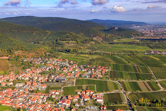 Stadtansicht mit Blick zum Hambacher Schloß im Ortsteil SaintMartin in Sankt Martin im Bundesland Rheinland-Pfalz, Deutschland