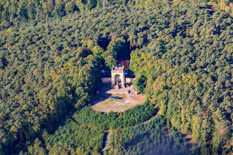 Sieges- und Friedensdenkmal in Edenkoben im Bundesland Rheinland-Pfalz, Deutschland vom Flugzeug aus