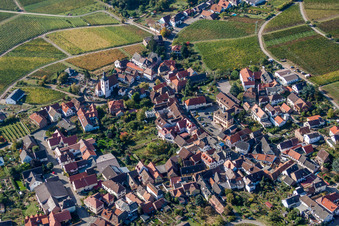 Unterdorf und Pfarrkirche St. Peter und Paul in Weyher in der Pfalz im Bundesland Rheinland-Pfalz, Deutschland
