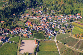 Luftbild von Am Schloßberg in Burrweiler im Bundesland Rheinland-Pfalz, Deutschland