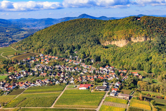Luftbild von Dorfansicht unter den Kalkfelsen in Frankweiler im Bundesland Rheinland-Pfalz, Deutschland