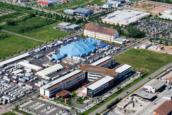 Hellblaue Circus- Zelt- Kuppeln des Zirkus Krone auf dem Alfred Nobel Platz in Landau in der Pfalz im Ortsteil Queichheim im Bundesland Rheinland-Pfalz, Deutschland