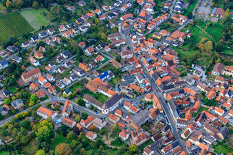 Luftbild von Stiftskirche in Klingenmünster im Bundesland Rheinland-Pfalz, Deutschland