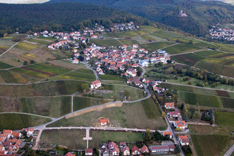 Winzerdorfansicht von Süden mit St. Dionysius Kapelle und Friehof im Ortsteil Gleiszellen in Gleiszellen-Gleishorbach im Bundesland Rheinland-Pfalz, Deutschland