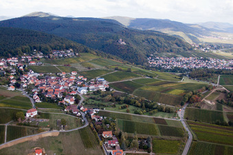 Winzerdorfansicht von Südwesten mit St. Dionysius Kapelle und Friehof im Ortsteil Gleiszellen in Gleiszellen-Gleishorbach im Bundesland Rheinland-Pfalz, Deutschland