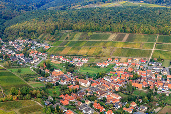 Winzerdorfansicht von Osten mit Katholische Kirche Apostel Simon und Judas unter der Weinlage Gottesacker im Ortsteil Pleisweiler in Pleisweiler-Oberhofen im Bundesland Rheinland-Pfalz, Deutschland