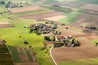Gehöft eines Bauernhofes am Rand von bestellten Feldern im Ortsteil Deutschhof in Kapellen-Drusweiler im Bundesland Rheinland-Pfalz, Deutschland