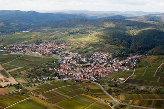 Winzerdorfansicht von Norden und Weinlage Sonnenberg im Ortsteil Rechtenbach in Schweigen-Rechtenbach im Bundesland Rheinland-Pfalz, Deutschland