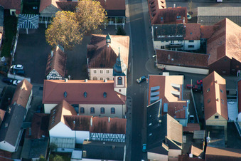 Altes Rathaus und evang. Kirche in Wörth am Rhein im Bundesland Rheinland-Pfalz, Deutschland