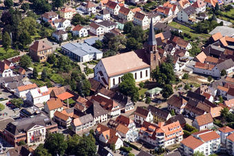 Kirchengebäude im Dorfkern in Herxheim bei Landau (Pfalz) im Bundesland Rheinland-Pfalz, Deutschland