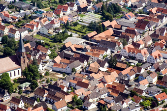 Luftbild von St. Maria Himmelfahrt in Herxheim bei Landau im Bundesland Rheinland-Pfalz, Deutschland