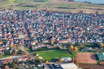Kirche St. Martin hinterm Sportplatz im Ortsteil Forchheim in Rheinstetten im Bundesland Baden-Württemberg, Deutschland