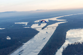 Schrägluftbild von Beinheim, unter der Schleuse von Iffezheim im Bundesland Bas-Rhin, Frankreich