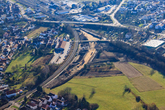 Luftbild von Baustelle am Bahnübergang Ottstr in Wörth am Rhein im Bundesland Rheinland-Pfalz, Deutschland
