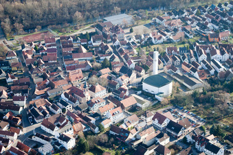 Kirchengebäude im Dorfkern in Wörth am Rhein im Bundesland Rheinland-Pfalz, Deutschland