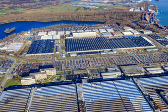 Luftaufnahme von Industriepark Wörth GmbH mit Automobilwerk Mercedes-Benz Werk Wörth der Daimler AG im Ortsteil Maximiliansau in Wörth am Rhein im Bundesland Rheinland-Pfalz, Deutschland