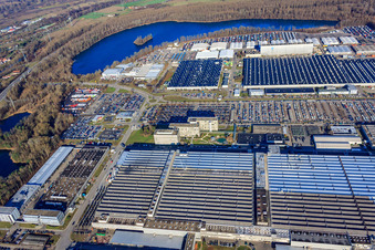 Schrägluftbild von Industriepark Wörth GmbH mit Automobilwerk Mercedes-Benz Werk Wörth der Daimler AG im Ortsteil Maximiliansau in Wörth am Rhein im Bundesland Rheinland-Pfalz, Deutschland