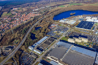 Industriepark Wörth GmbH mit Automobilwerk Mercedes-Benz Werk Wörth der Daimler AG im Ortsteil Maximiliansau in Wörth am Rhein im Bundesland Rheinland-Pfalz, Deutschland von oben