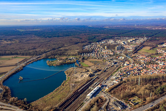 Schauffele See und Bahnhof Wörth (Rhein) in Wörth am Rhein im Bundesland Rheinland-Pfalz, Deutschland