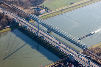 Fluß - Brückenbauwerke der Bundesstraße 10 und der Regionalbahn über den Rhein zwischen Karlsruhe Maxau und Wörth am Rhein im Ortsteil Maximiliansau im Bundesland Rheinland-Pfalz, Deutschland