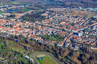 Litzelaustraße und Verlauf der Alb im Ortsteil Knielingen in Karlsruhe im Bundesland Baden-Württemberg, Deutschland
