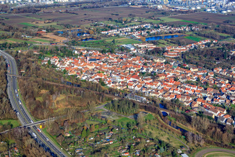 Untgere Straße und Verlauf der Alb im Ortsteil Knielingen in Karlsruhe im Bundesland Baden-Württemberg, Deutschland