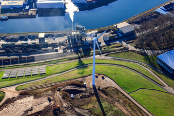 Deponie West (Energieberg) vor Asphaltmischwerk Karlsruhe GmbH & Co. OHG im Ortsteil Knielingen im Bundesland Baden-Württemberg, Deutschland