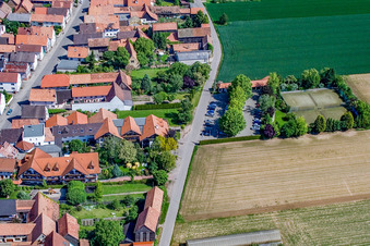 Hotel zur Krone im Ortsteil Hayna in Herxheim bei Landau im Bundesland Rheinland-Pfalz, Deutschland aus der Luft