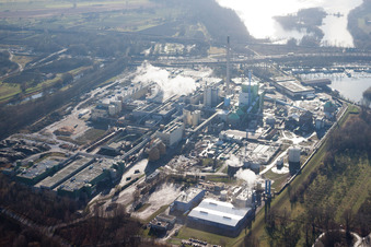 Schrägluftbild von Gebäude und Produktionshallen auf dem Werksgelände Papierfabrik Stora Enso im Ortsteil Maxau in Karlsruhe im Ortsteil Knielingen im Bundesland Baden-Württemberg, Deutschland