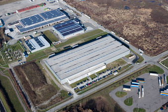 Schrägluftbild von Gebäude und Produktionshallen auf dem Werksgelände Europack GmbH im Ortsteil Industriegebiet Wörth-Oberwald in Wörth am Rhein im Bundesland Rheinland-Pfalz, Deutschland