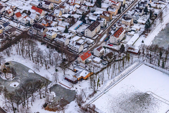 Luftaufnahme von Schwanenweier im Winter gefroren in Kandel im Bundesland Rheinland-Pfalz, Deutschland