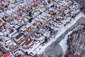 Luftbild von Siedlung Gartenstadt Im Winter bei Schnee in Kandel im Bundesland Rheinland-Pfalz, Deutschland