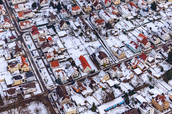 Luftaufnahme von Siedlung Gartenstadt Im Winter bei Schnee in Kandel im Bundesland Rheinland-Pfalz, Deutschland