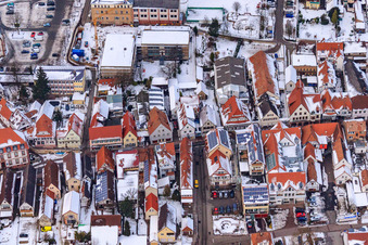 Luftaufnahme von Hauptstraße Im Winter bei Schnee in Kandel im Bundesland Rheinland-Pfalz, Deutschland