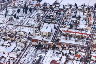 -Kirche, Friedhof Im Winter bei Schnee in Kandel im Bundesland Rheinland-Pfalz, Deutschland