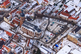 Marktplatz, -Kirche Im Winter bei Schnee in Kandel im Bundesland Rheinland-Pfalz, Deutschland