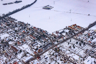 Luftaufnahme von Burgenring Im Winter bei Schnee in Kandel im Bundesland Rheinland-Pfalz, Deutschland